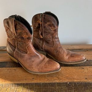 Women’s Short Dingo Cowboy Boots - size 6.5